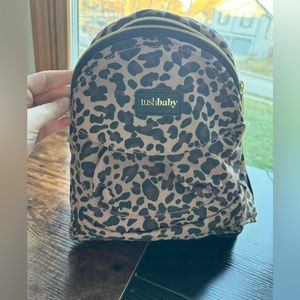 TushBaby Hip Carrier Leopard